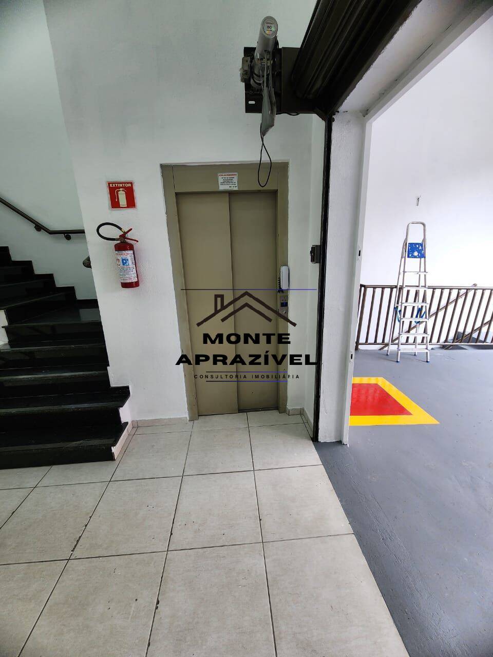 *ALUGA-SE PRÉDIO COMERCIAL COM CERCA DE 1000 M²*