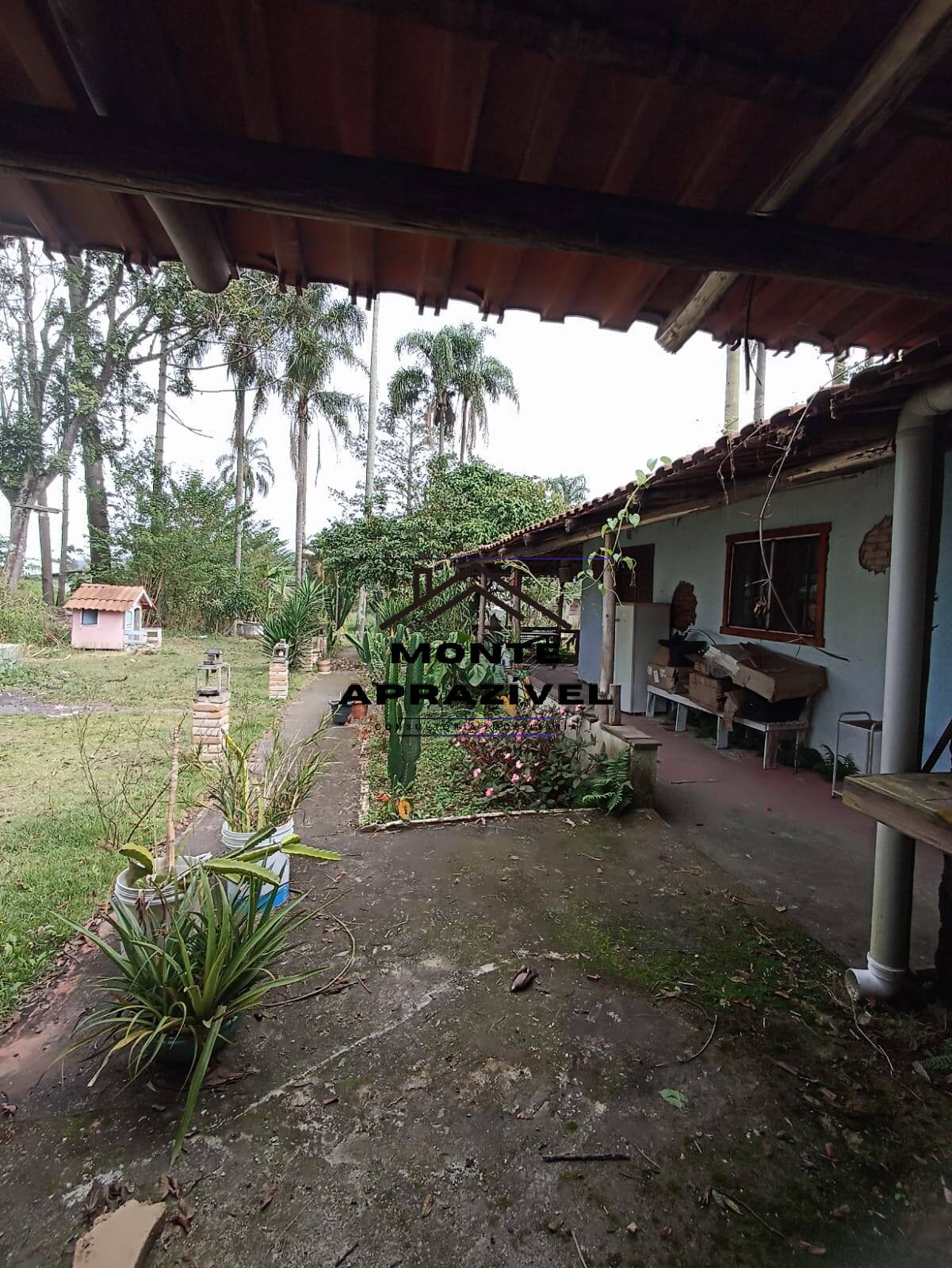 Maravilhosa Chácara em Suzano, SP - 800m² com 3 suítes, pomar