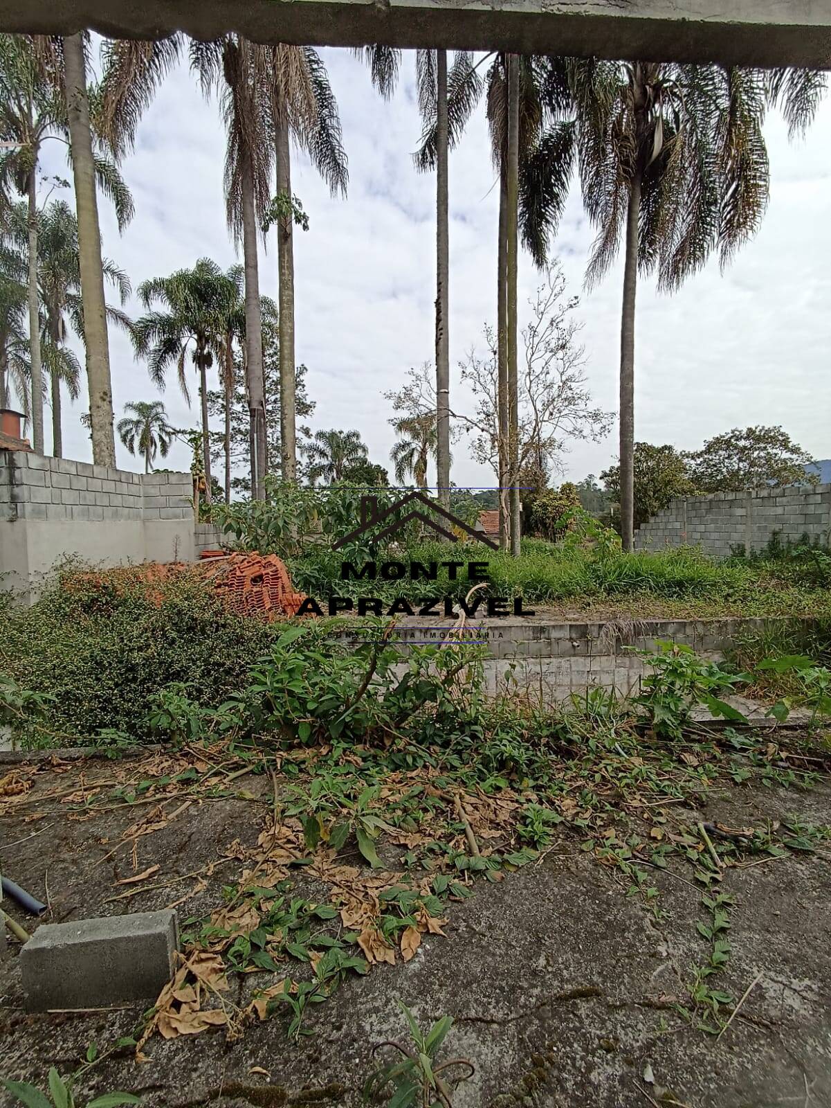 Chácara com projeto de casa com piscina em Construção.