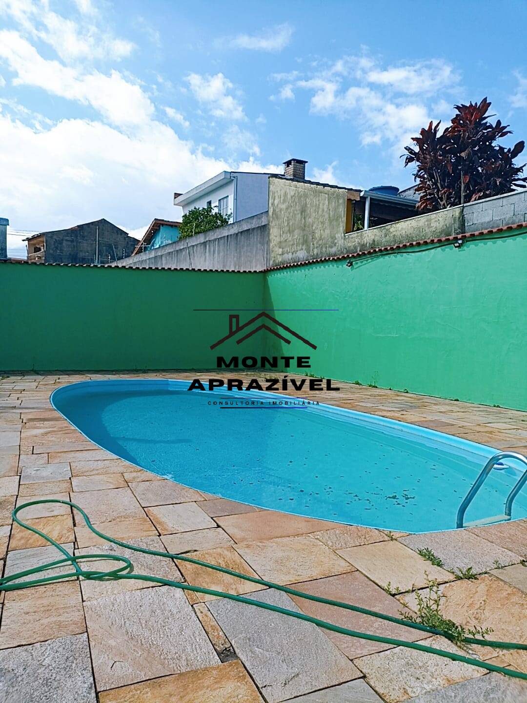 Chácara 1.060 m² com Ampla Casa Sobreposta, Piscina e Salão Comercial